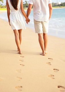 散步海边情侣图片