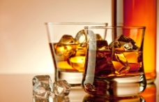 威士忌酒（扣图）图片