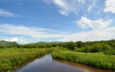 草原河流蓝天图片